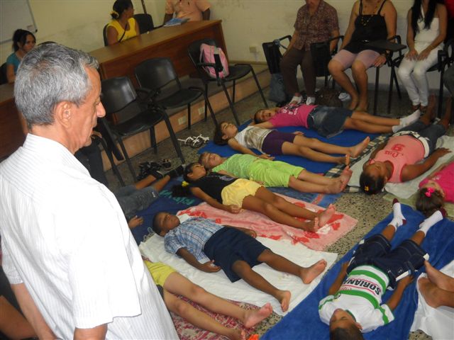 1    Doctor Manuel Vera aplica ejercicios de relajación en los niños de la convivencia