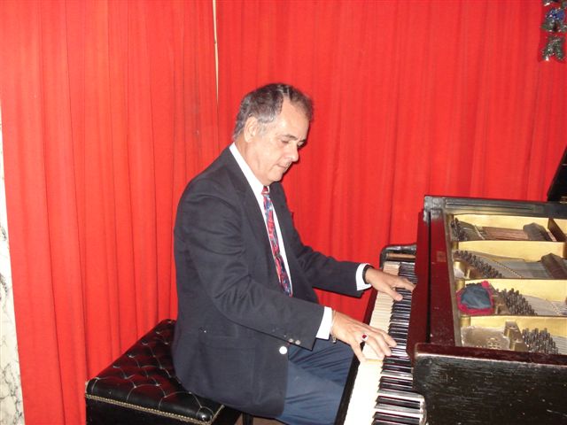 Nelson Camacho tocando el piano de Bola de Nieve en el restaurante Monseñor