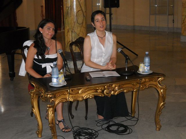 La pianista Liana Fernández Neira y la musicóloga Miriam Escudero en la conferencia de prensa sobre el Primer Encuentro de Jóvenes Pianistas