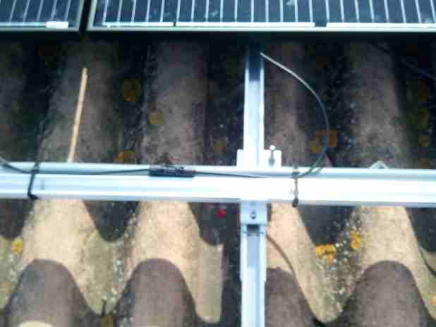 Fixation d'un panneau solaire sur tuile romane : comment faire
